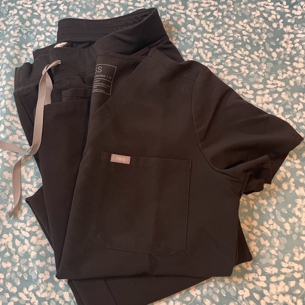 Women’s Gently Worn FIGS Scrubs